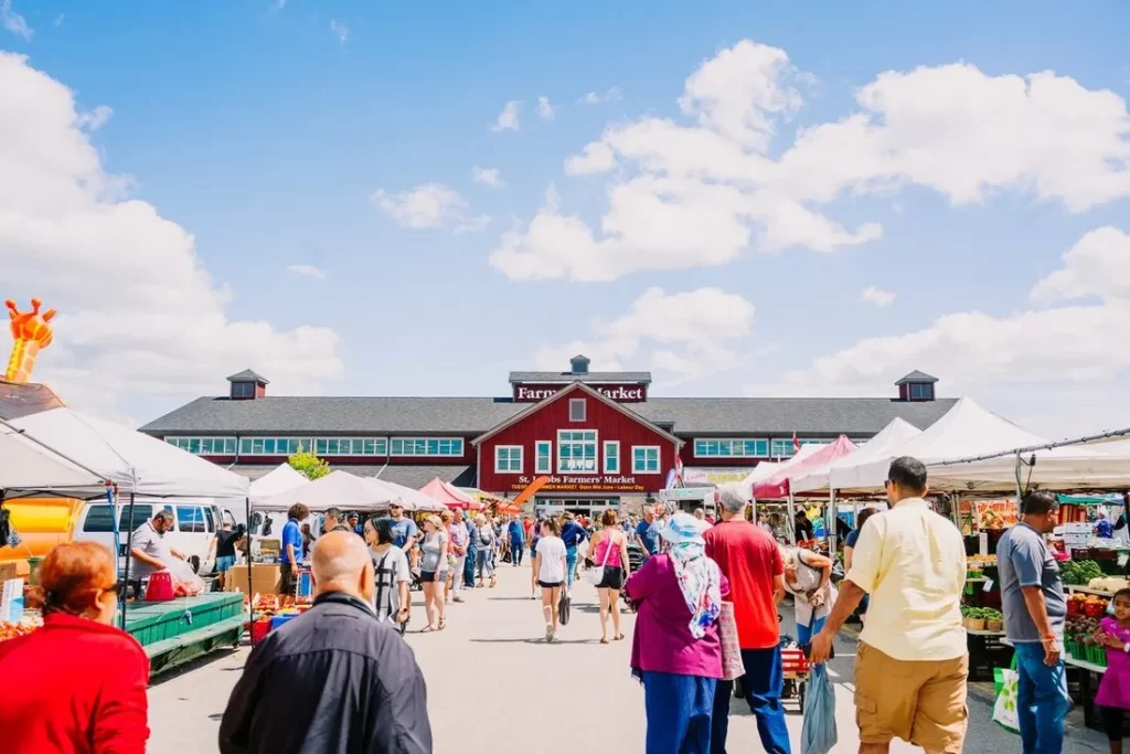 بازار St. Jacobs Farmers' Market در شهر واترلو در کانادا