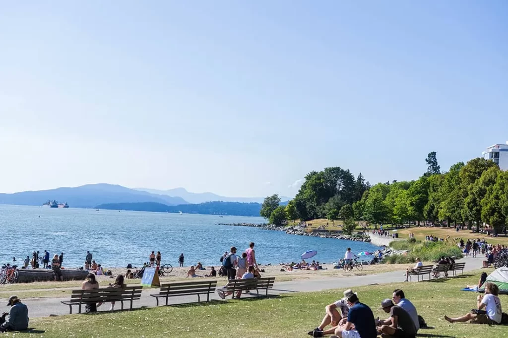 ساحل English Bay ونکوور؛ بهترین جای توریستی ونکوور برای شنا و حمام آفتاب