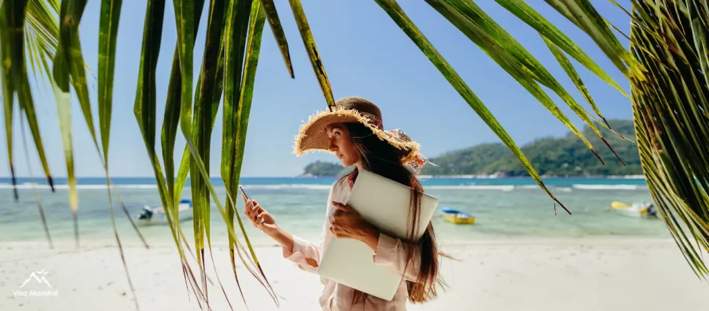 ویزای دیجیتال نومد اسپانیا؛ فریلنسری در حال کار با لپتاپ در سواحل اسپانیا