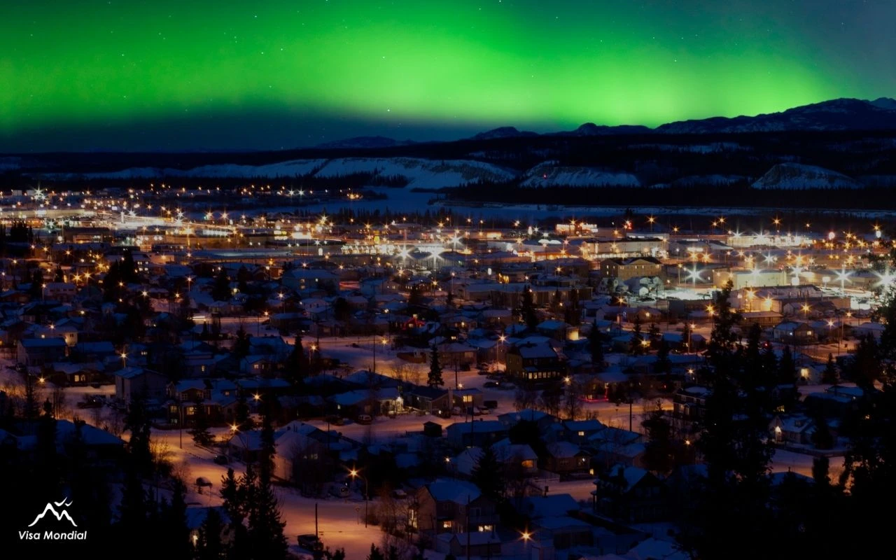 پدیده شفق قطبی در آسمان شهر وایت هورس کانادا در یوکان