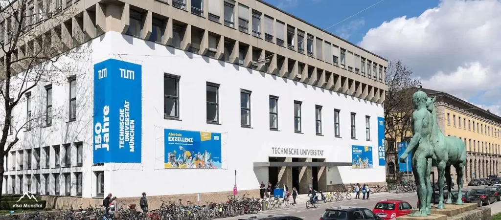 نمای اصلی ساختمان مرکزی دانشگاه فنی مونیخ (TUM) در شهر مونیخ آلمان